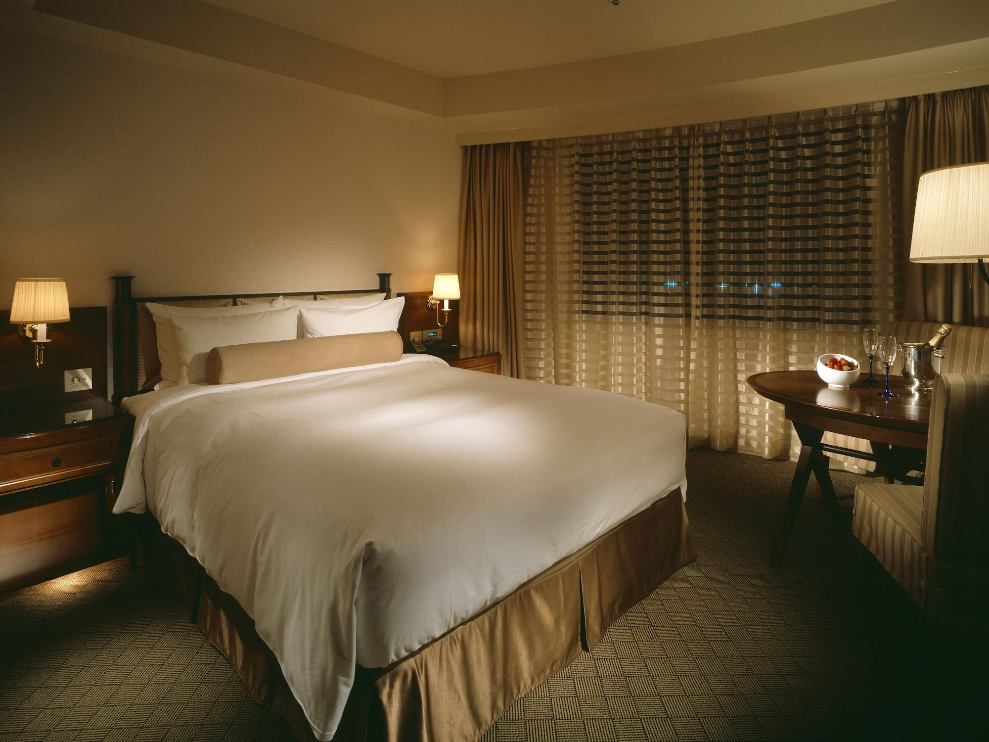 Miyako Hotel Gifu Nagaragawa Kültér fotó A bedroom at the Mandarin Oriental, Hong Kong