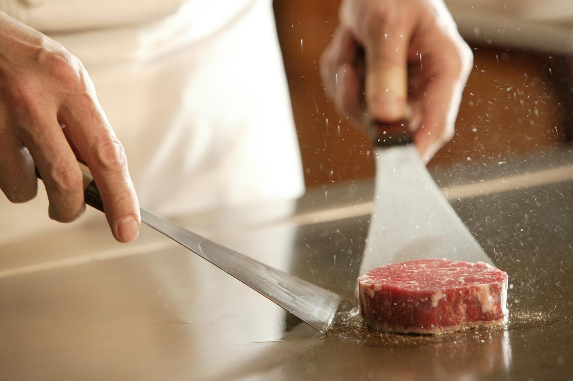 Miyako Hotel Gifu Nagaragawa Kültér fotó A chef seasoning a steak