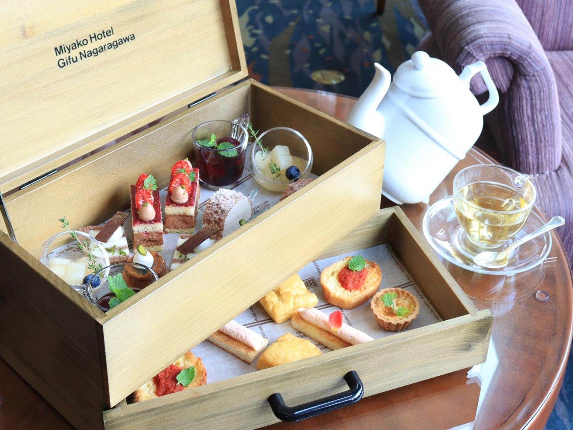 Miyako Hotel Gifu Nagaragawa Kültér fotó Afternoon tea at the hotel